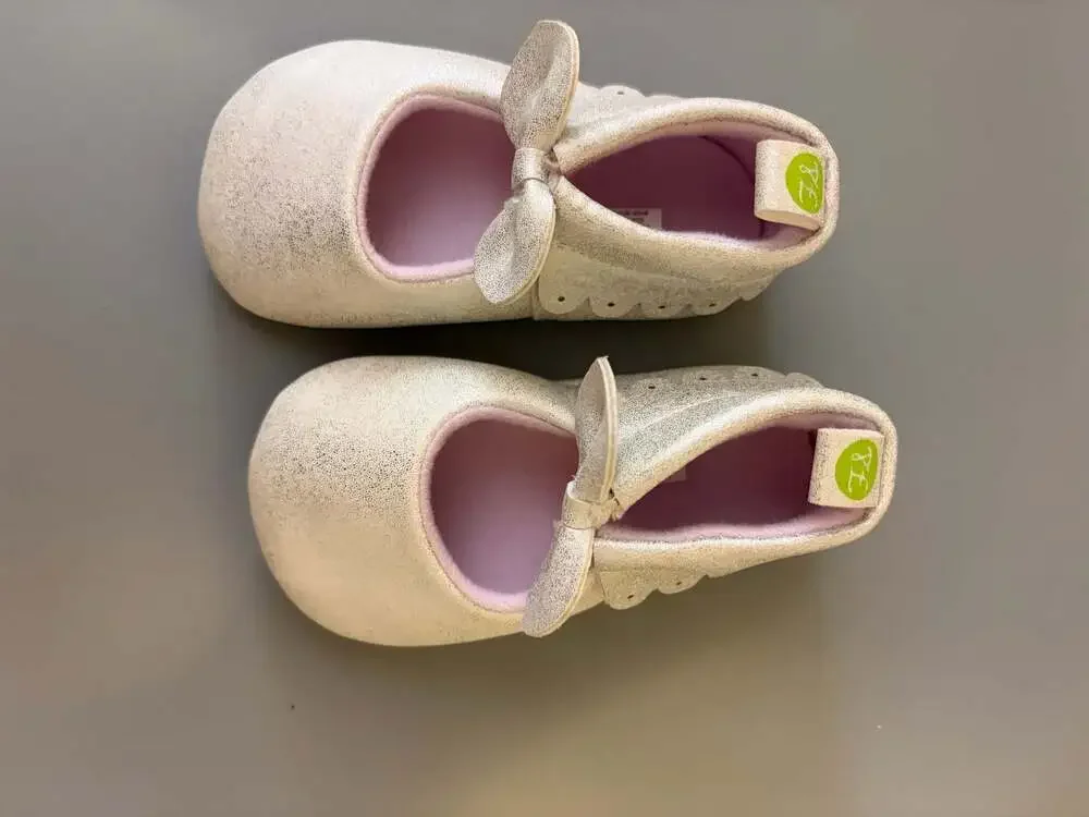 First Steps Silver Shimmer Scalloped Bow Crib Shoes 3/6 months